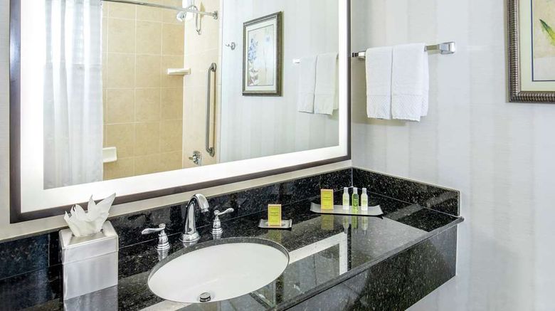 <b>DoubleTree Nashville Downtown Room</b>. Images powered by <a href="https://iceportal.shijigroup.com/" title="IcePortal" target="_blank">IcePortal</a>.