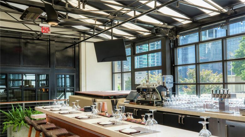 <b>Hilton Nashville Downtown Restaurant</b>. Images powered by <a href="https://iceportal.shijigroup.com/" title="IcePortal" target="_blank">IcePortal</a>.
