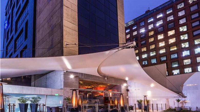 <b>Hilton Bogota Pool</b>. Images powered by <a href="https://iceportal.shijigroup.com/" title="IcePortal" target="_blank">IcePortal</a>.