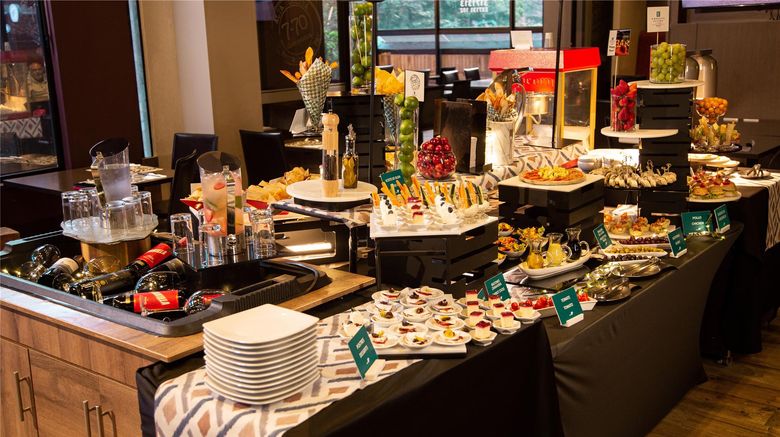 <b>Embassy Suites by Hilton Bogota Restaurant</b>. Images powered by <a href="https://iceportal.shijigroup.com/" title="IcePortal" target="_blank">IcePortal</a>.