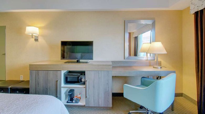 <b>Hampton Inn & Suites Boston Crosstown Room</b>. Images powered by <a href="https://iceportal.shijigroup.com/" title="IcePortal" target="_blank">IcePortal</a>.