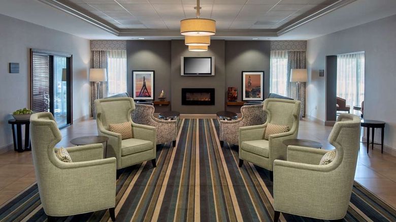 <b>Hampton Inn Boston-Logan Airport Lobby</b>. Images powered by <a href="https://iceportal.shijigroup.com/" title="IcePortal" target="_blank">IcePortal</a>.