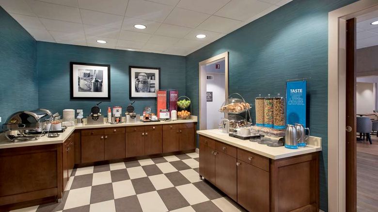 <b>Hampton Inn Boston-Logan Airport Restaurant</b>. Images powered by <a href="https://iceportal.shijigroup.com/" title="IcePortal" target="_blank">IcePortal</a>.