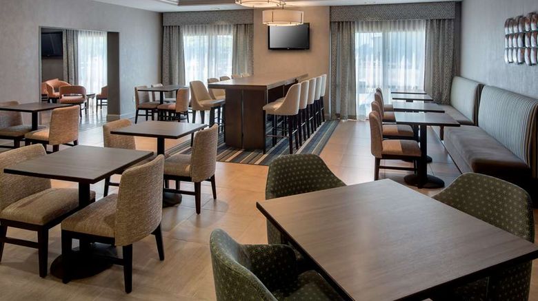 <b>Hampton Inn Boston-Logan Airport Restaurant</b>. Images powered by <a href="https://iceportal.shijigroup.com/" title="IcePortal" target="_blank">IcePortal</a>.