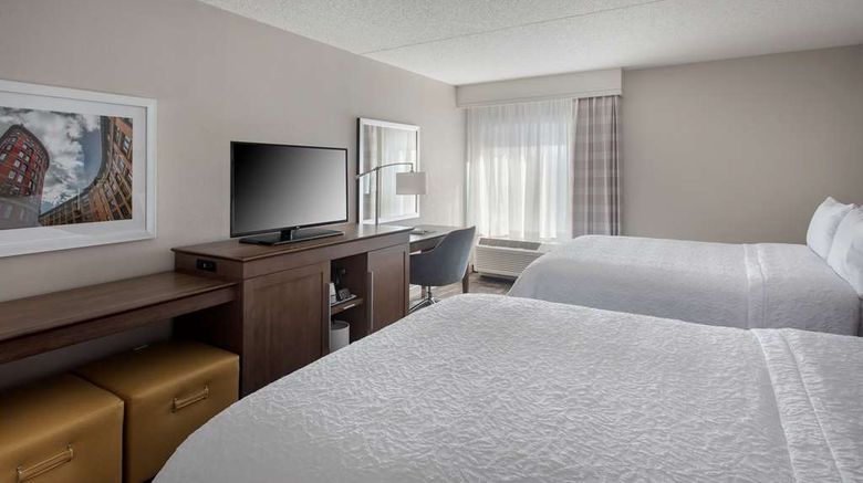 <b>Hampton Inn Boston-Logan Airport Room</b>. Images powered by <a href="https://iceportal.shijigroup.com/" title="IcePortal" target="_blank">IcePortal</a>.