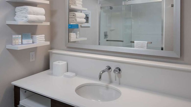 <b>Hampton Inn Boston-Logan Airport Room</b>. Images powered by <a href="https://iceportal.shijigroup.com/" title="IcePortal" target="_blank">IcePortal</a>.