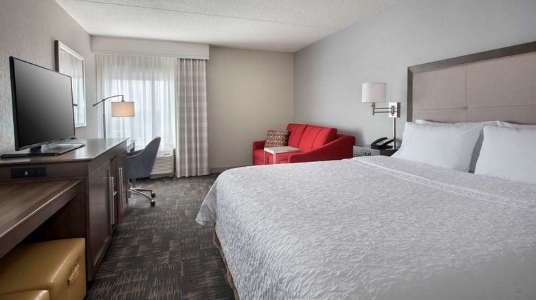<b>Hampton Inn Boston-Logan Airport Room</b>. Images powered by <a href="https://iceportal.shijigroup.com/" title="IcePortal" target="_blank">IcePortal</a>.