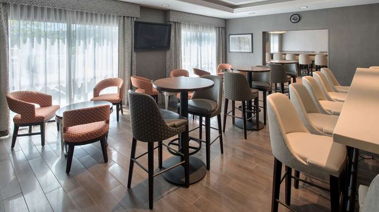<b>Hampton Inn Boston-Logan Airport Restaurant</b>. Images powered by <a href="https://iceportal.shijigroup.com/" title="IcePortal" target="_blank">IcePortal</a>.