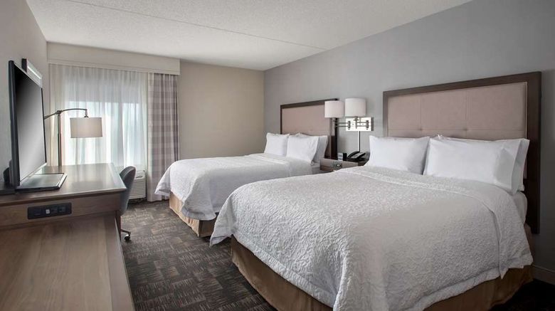 <b>Hampton Inn Boston-Logan Airport Room</b>. Images powered by <a href="https://iceportal.shijigroup.com/" title="IcePortal" target="_blank">IcePortal</a>.
