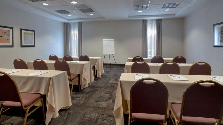 <b>Hampton Inn Boston-Logan Airport Meeting</b>. Images powered by <a href="https://iceportal.shijigroup.com/" title="IcePortal" target="_blank">IcePortal</a>.