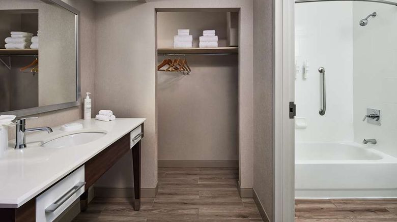 <b>Hampton Inn Boston-Logan Airport Room</b>. Images powered by <a href="https://iceportal.shijigroup.com/" title="IcePortal" target="_blank">IcePortal</a>.