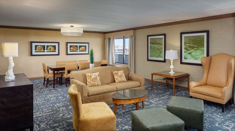 DoubleTree by Hilton Boston North Shore Lobby