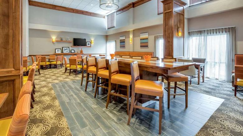 <b>Hampton Inn Boston-Norwood Lobby</b>. Images powered by <a href="https://iceportal.shijigroup.com/" title="IcePortal" target="_blank">IcePortal</a>.