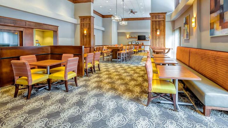 <b>Hampton Inn Boston-Norwood Lobby</b>. Images powered by <a href="https://iceportal.shijigroup.com/" title="IcePortal" target="_blank">IcePortal</a>.