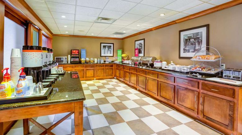 <b>Hampton Inn Boston-Norwood Restaurant</b>. Images powered by <a href="https://iceportal.shijigroup.com/" title="IcePortal" target="_blank">IcePortal</a>.