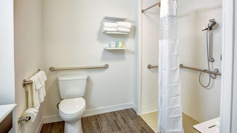 <b>Hampton Inn Boston-Norwood Room</b>. Images powered by <a href="https://iceportal.shijigroup.com/" title="IcePortal" target="_blank">IcePortal</a>.