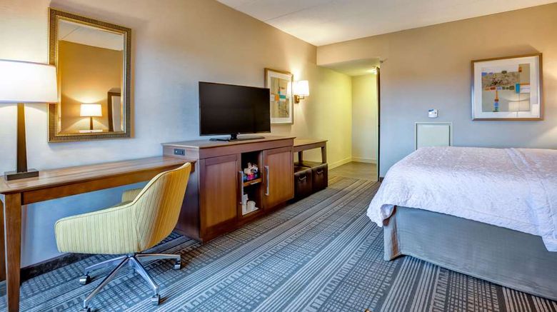 <b>Hampton Inn Boston-Norwood Room</b>. Images powered by <a href="https://iceportal.shijigroup.com/" title="IcePortal" target="_blank">IcePortal</a>.
