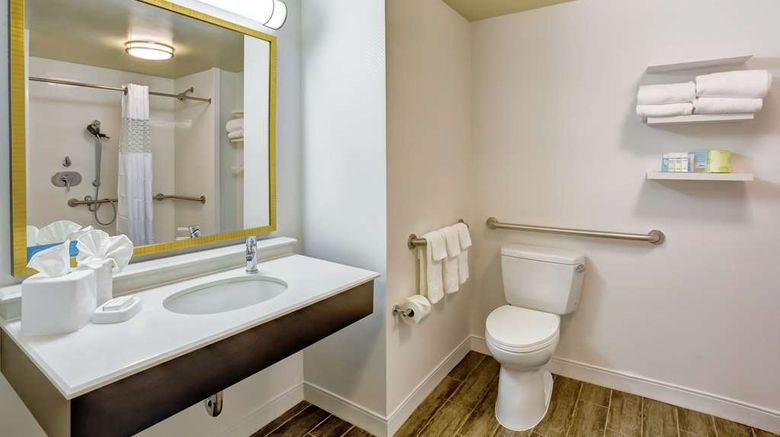 <b>Hampton Inn Boston-Norwood Room</b>. Images powered by <a href="https://iceportal.shijigroup.com/" title="IcePortal" target="_blank">IcePortal</a>.