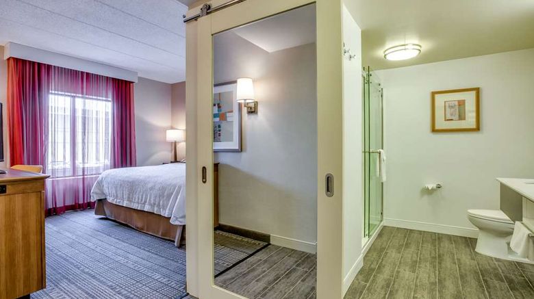 <b>Hampton Inn Boston-Norwood Room</b>. Images powered by <a href="https://iceportal.shijigroup.com/" title="IcePortal" target="_blank">IcePortal</a>.