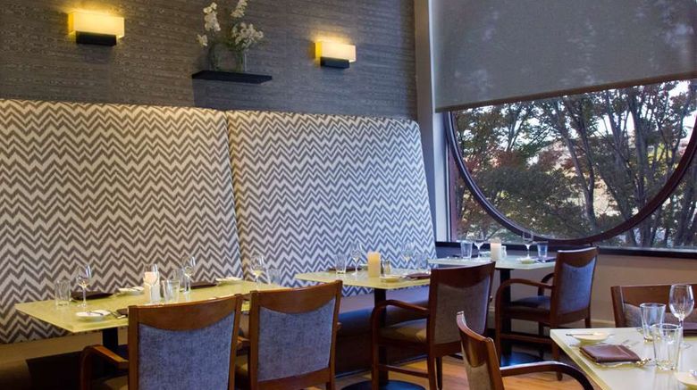 <b>DoubleTree Suites Hotel Boston-Cambridge Restaurant</b>. Images powered by <a href="https://iceportal.shijigroup.com/" title="IcePortal" target="_blank">IcePortal</a>.