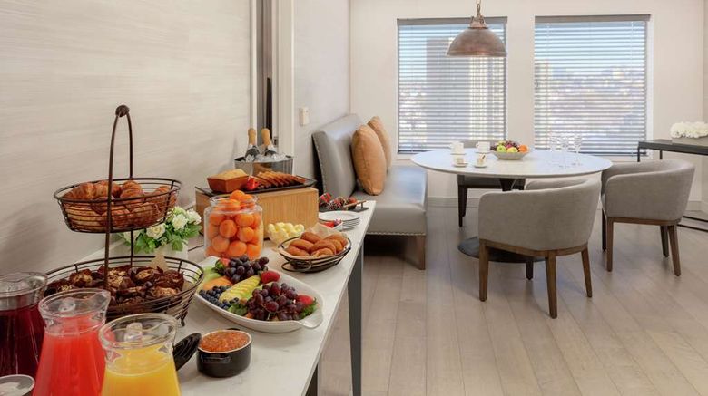 <b>DoubleTree Suites Hotel Boston-Cambridge Room</b>. Images powered by <a href="https://iceportal.shijigroup.com/" title="IcePortal" target="_blank">IcePortal</a>.