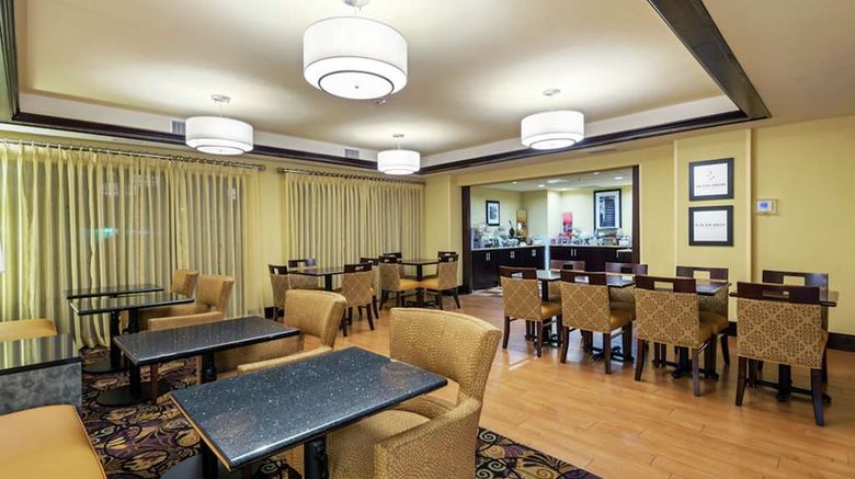 <b>Hampton Inn Baton Rouge I10 & College Dr Lobby</b>. Images powered by <a href="https://iceportal.shijigroup.com/" title="IcePortal" target="_blank">IcePortal</a>.