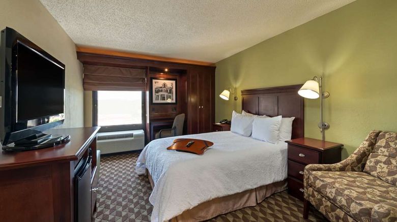 <b>Hampton Inn Baton Rouge I10 & College Dr Room</b>. Images powered by <a href="https://iceportal.shijigroup.com/" title="IcePortal" target="_blank">IcePortal</a>.