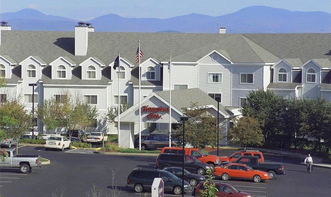 Hampton Inn Colchester Exterior