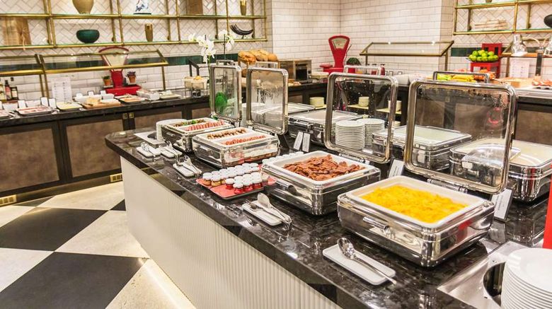 <b>Hilton Budapest Restaurant</b>. Images powered by <a href="https://iceportal.shijigroup.com/" title="IcePortal" target="_blank">IcePortal</a>.