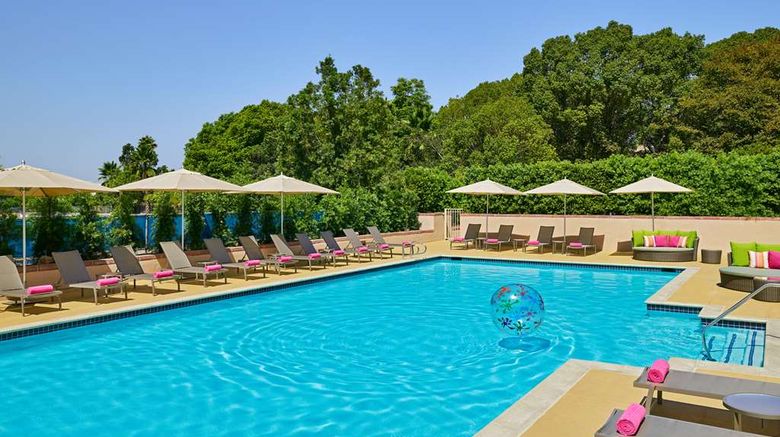 <b>Hilton Los Angeles North/Glendale Pool</b>. Images powered by <a href="https://iceportal.shijigroup.com/" title="IcePortal" target="_blank">IcePortal</a>.