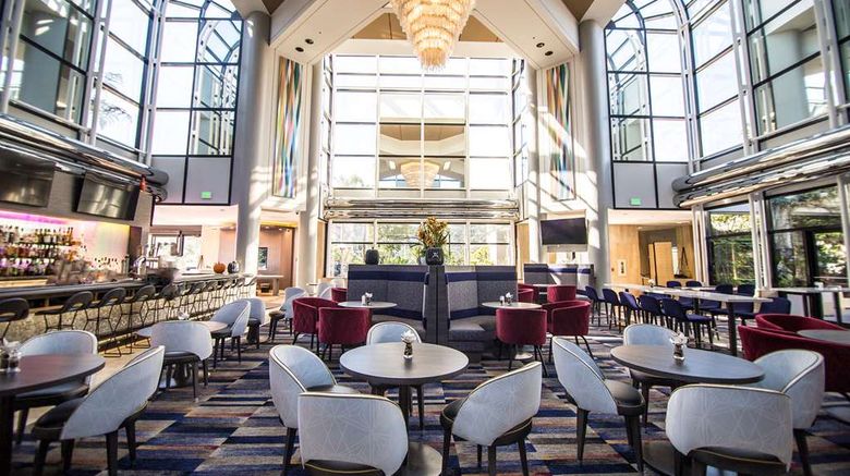<b>Hilton Los Angeles/Universal City Lobby</b>. Images powered by <a href="https://iceportal.shijigroup.com/" title="IcePortal" target="_blank">IcePortal</a>.