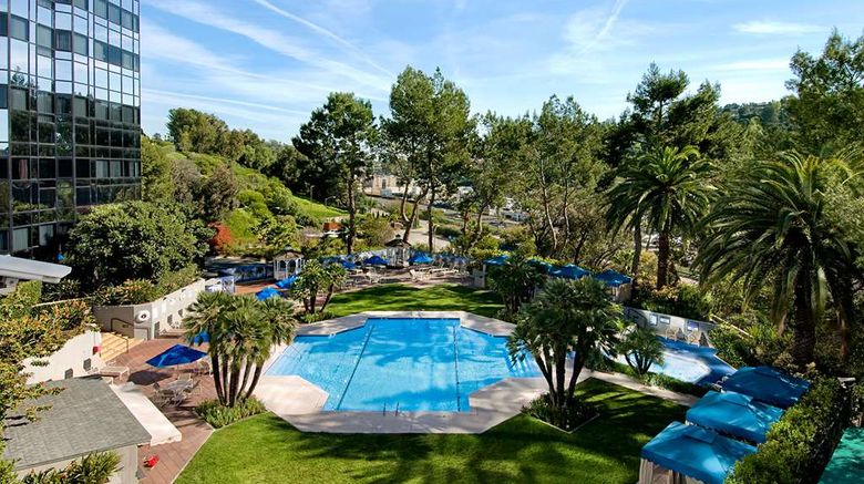 <b>Hilton Los Angeles/Universal City Pool</b>. Images powered by <a href="https://iceportal.shijigroup.com/" title="IcePortal" target="_blank">IcePortal</a>.