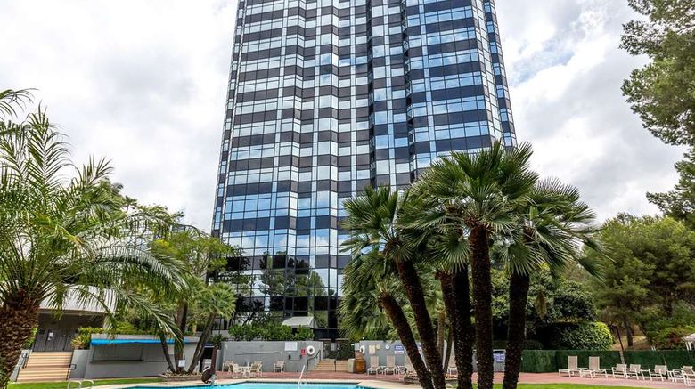 <b>Hilton Los Angeles/Universal City Pool</b>. Images powered by <a href="https://iceportal.shijigroup.com/" title="IcePortal" target="_blank">IcePortal</a>.