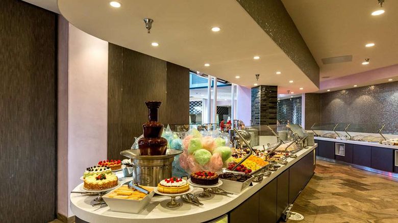 <b>Hilton Los Angeles/Universal City Restaurant</b>. Images powered by <a href="https://iceportal.shijigroup.com/" title="IcePortal" target="_blank">IcePortal</a>.