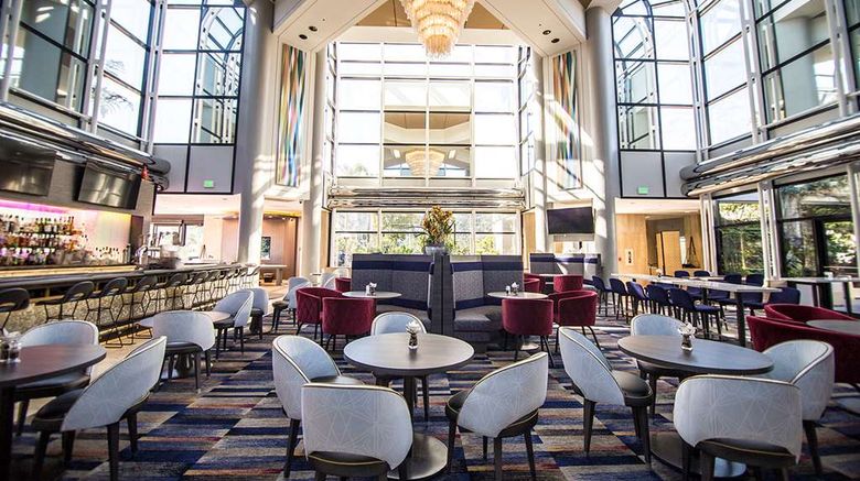 <b>Hilton Los Angeles/Universal City Lobby</b>. Images powered by <a href="https://iceportal.shijigroup.com/" title="IcePortal" target="_blank">IcePortal</a>.