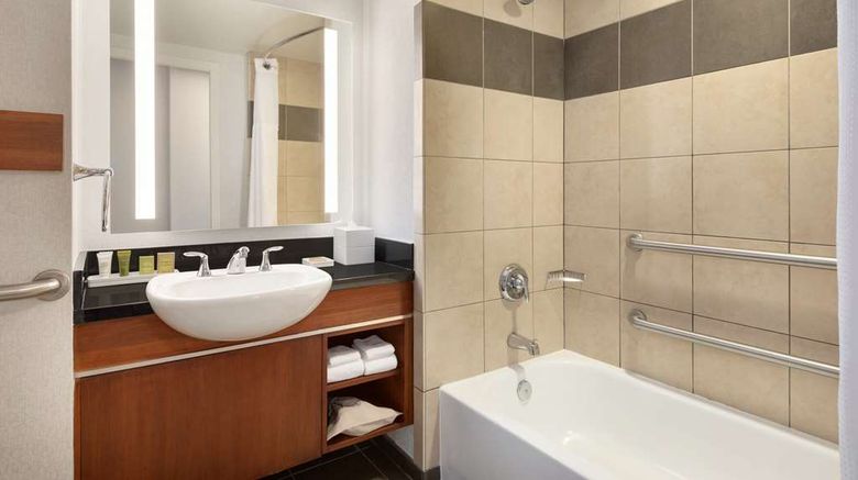<b>Hilton Baltimore BWI Airport Room</b>. Images powered by <a href="https://iceportal.shijigroup.com/" title="IcePortal" target="_blank">IcePortal</a>.