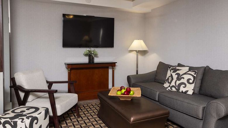 <b>Inn at the Colonnade, a Doubletree Hotel Room</b>. Images powered by <a href="https://iceportal.shijigroup.com/" title="IcePortal" target="_blank">IcePortal</a>.