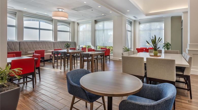 <b>Hilton Garden Inn Columbia/Northeast Restaurant</b>. Images powered by <a href="https://iceportal.shijigroup.com/" title="IcePortal" target="_blank">IcePortal</a>.