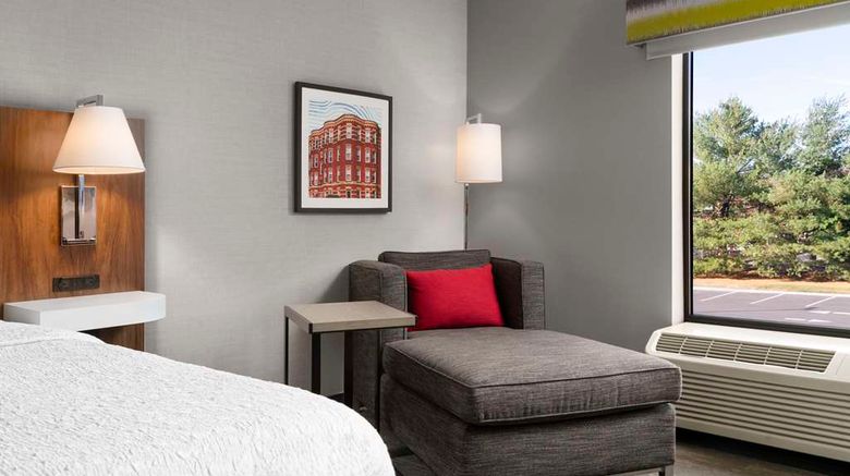 <b>Hampton Inn Chicopee Room</b>. Images powered by <a href="https://iceportal.shijigroup.com/" title="IcePortal" target="_blank">IcePortal</a>.