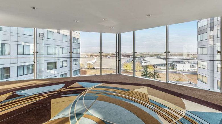 <b>Hilton Paris Charles de Gaulle Airport Meeting</b>. Images powered by <a href="https://iceportal.shijigroup.com/" title="IcePortal" target="_blank">IcePortal</a>.