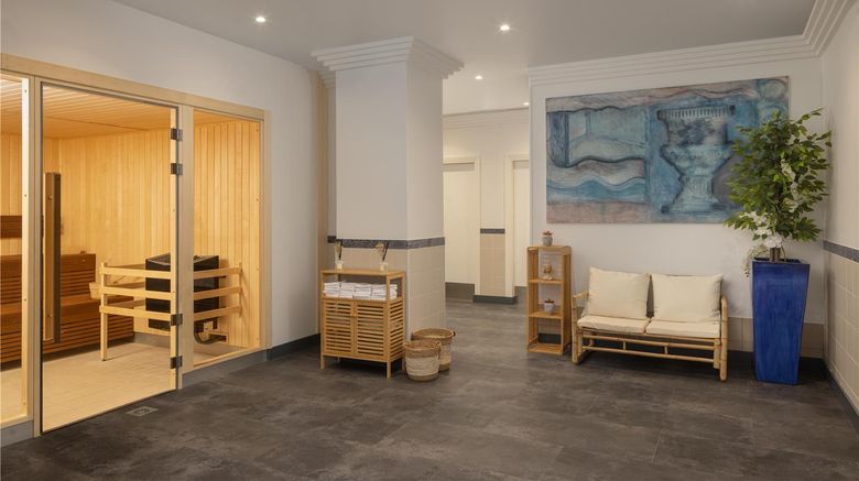 <b>Hilton Paris Charles de Gaulle Airport Recreation</b>. Images powered by <a href="https://iceportal.shijigroup.com/" title="IcePortal" target="_blank">IcePortal</a>.