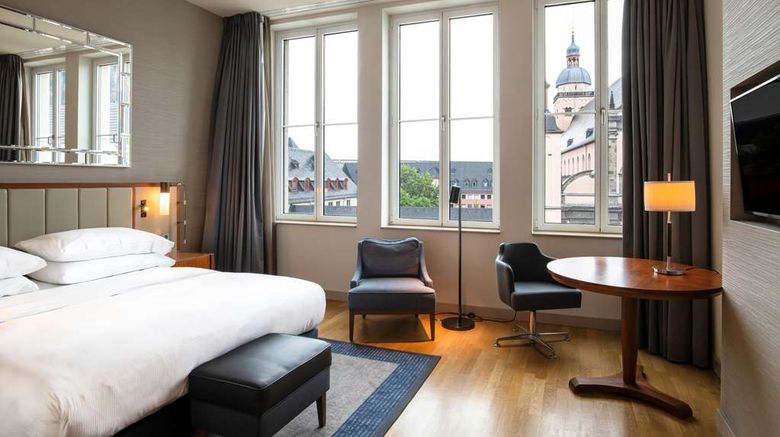 <b>Hilton Cologne Room</b>. Images powered by <a href="https://iceportal.shijigroup.com/" title="IcePortal" target="_blank">IcePortal</a>.