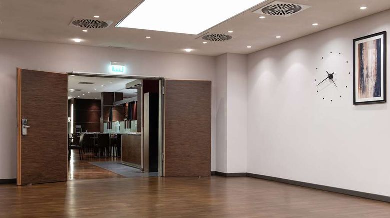 <b>Hilton Cologne Restaurant</b>. Images powered by <a href="https://iceportal.shijigroup.com/" title="IcePortal" target="_blank">IcePortal</a>.