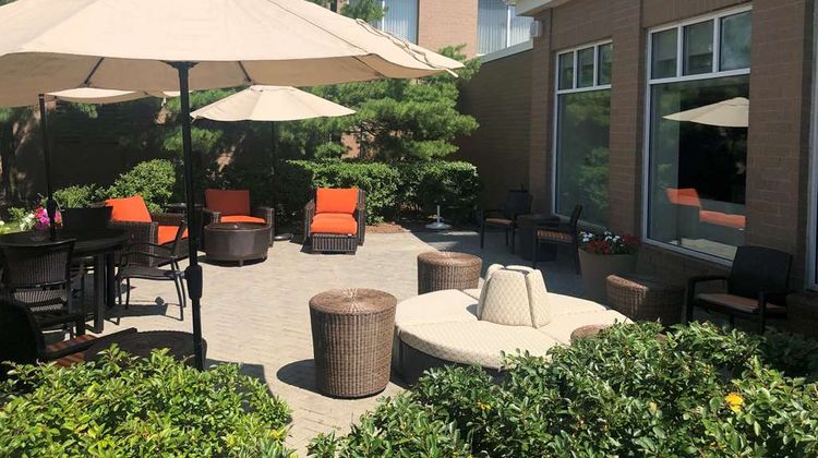 Hilton Garden Inn Addison Exterior
