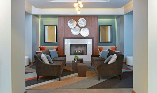DoubleTree Hotel Chicago - North Shore Lobby
