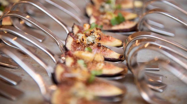 <b>Hilton Chicago Restaurant</b>. Images powered by <a href="https://iceportal.shijigroup.com/" title="IcePortal" target="_blank">IcePortal</a>.