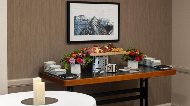 <b>Hilton Garden Inn Chicago Downtown Hotel Lobby</b>. Images powered by <a href="https://iceportal.shijigroup.com/" title="IcePortal" target="_blank">IcePortal</a>.