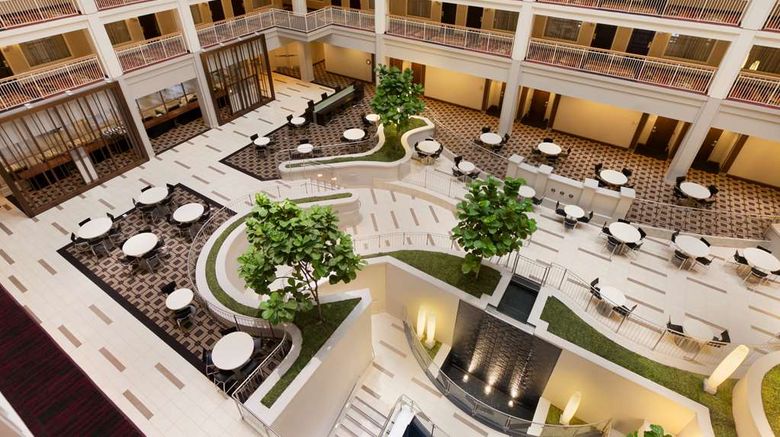 <b>Embassy Suites Chicago Downtown Lobby</b>. Images powered by <a href="https://iceportal.shijigroup.com/" title="IcePortal" target="_blank">IcePortal</a>.