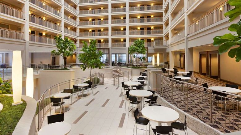 <b>Embassy Suites Chicago Downtown Lobby</b>. Images powered by <a href="https://iceportal.shijigroup.com/" title="IcePortal" target="_blank">IcePortal</a>.
