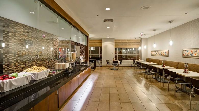<b>Embassy Suites Chicago Downtown Restaurant</b>. Images powered by <a href="https://iceportal.shijigroup.com/" title="IcePortal" target="_blank">IcePortal</a>.
